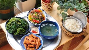 Canh hàu sữa nấu rau mồng tơi